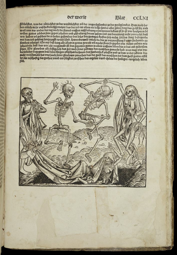 Woodcut image of three skeletons dancing with one another above a fourth, who is rising out of the grave to join them. On the far left of the image a fifth skeleton plays a pipe.