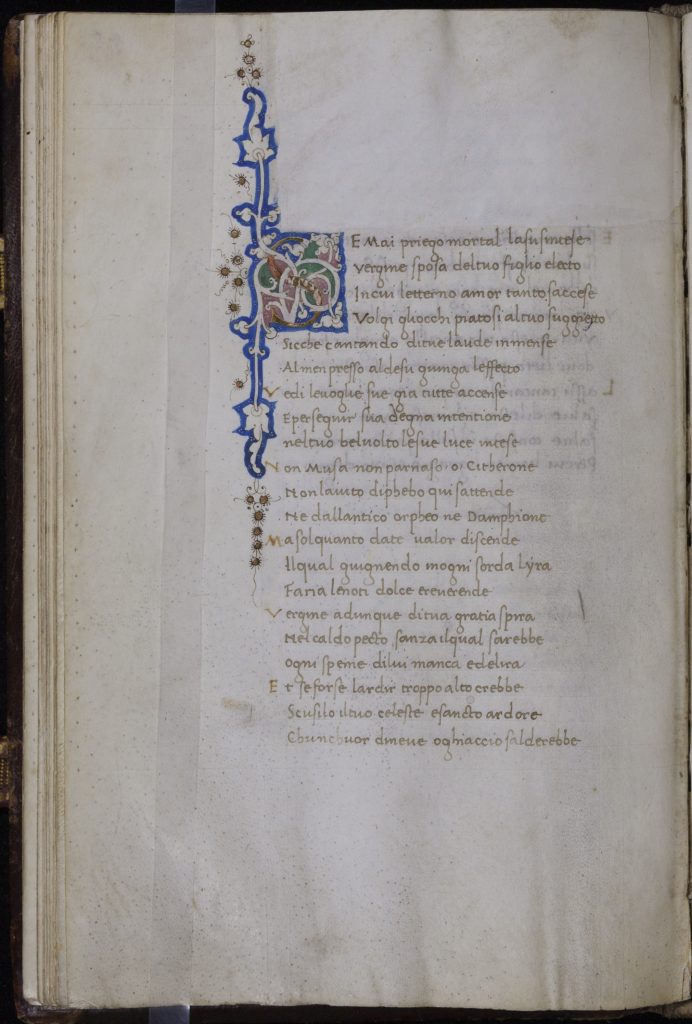 Manuscript Latin poem centered in the page written in faded brown ink. The first letter of the first line, "S," is highly decorated with white flowers outlined in blue.