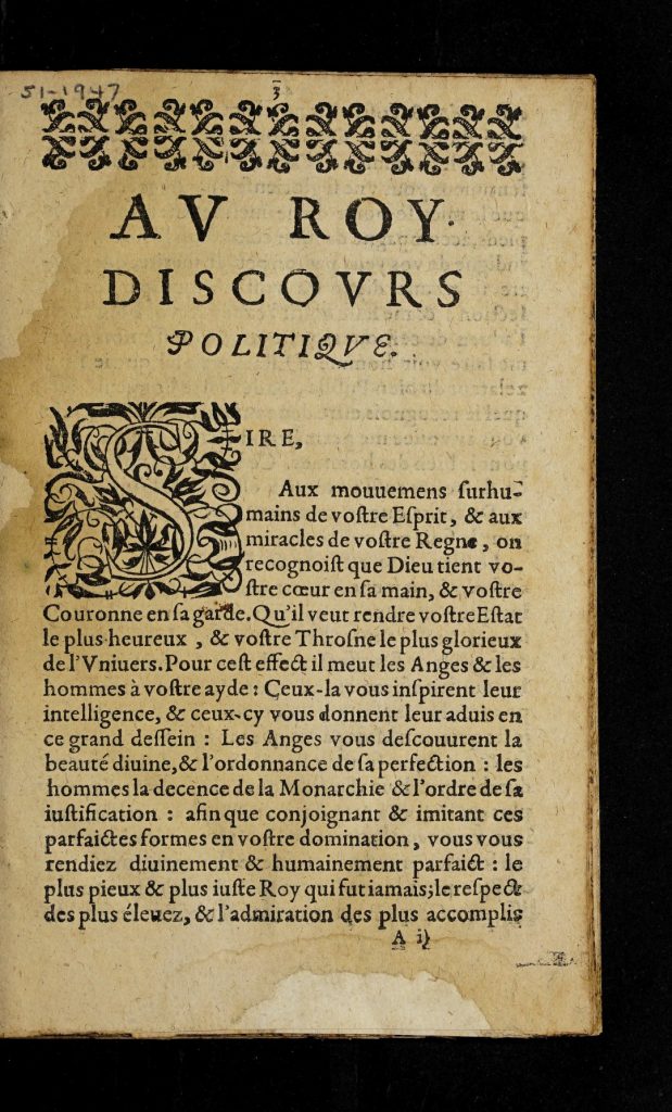 Frist page of a chapter. Right-hand single page printed in black ink in French. The first letter of the first paragraph is a capital "S," set in a square of curling vines.